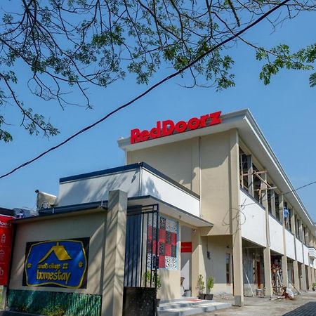 Hotel Reddoorz Near Padang Golf Adisucipto Potrojayan Exterior foto