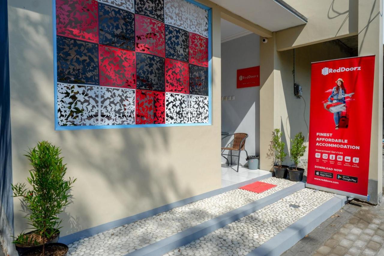 Hotel Reddoorz Near Padang Golf Adisucipto Potrojayan Exterior foto