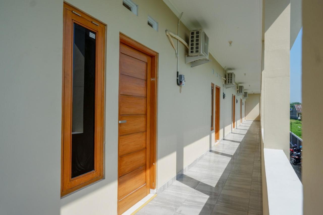 Hotel Reddoorz Near Padang Golf Adisucipto Potrojayan Exterior foto
