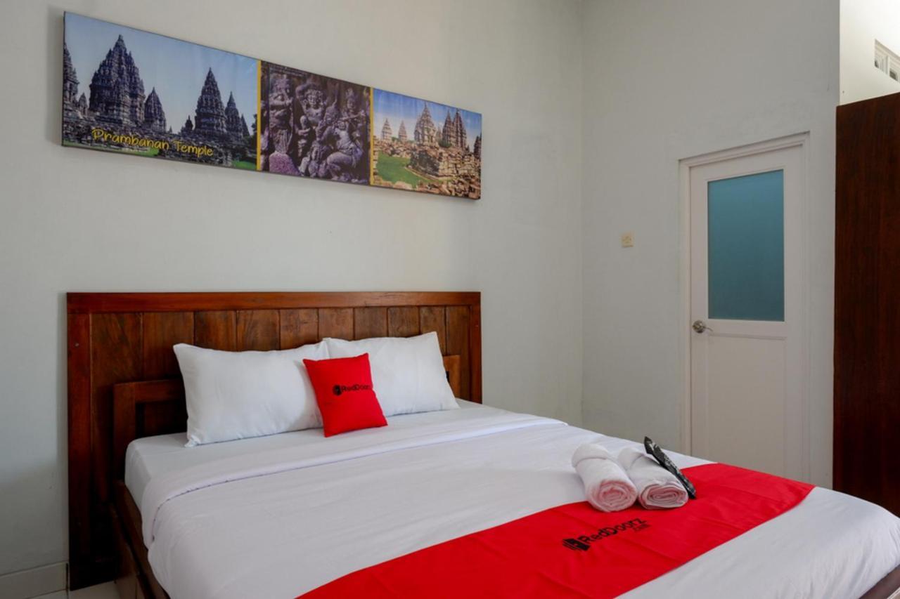 Hotel Reddoorz Near Padang Golf Adisucipto Potrojayan Exterior foto
